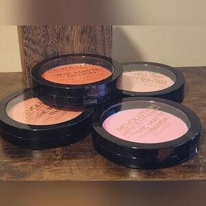 REVOLUTION THE MATTE BLUSH POWDER